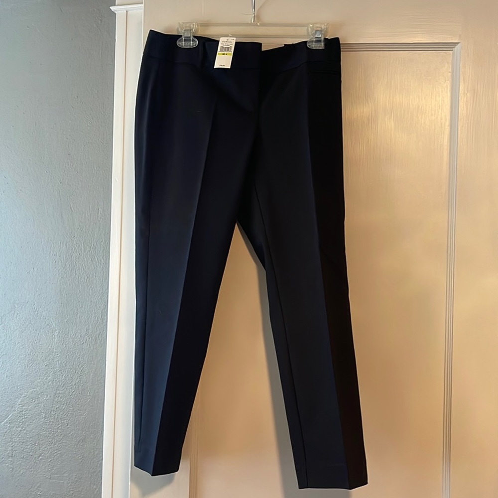 Brand new Van Heusen golf capris. Size 4.